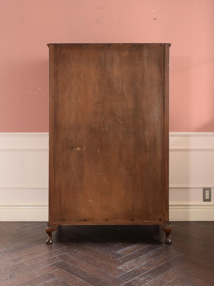 カップボードチェストの後ろ姿