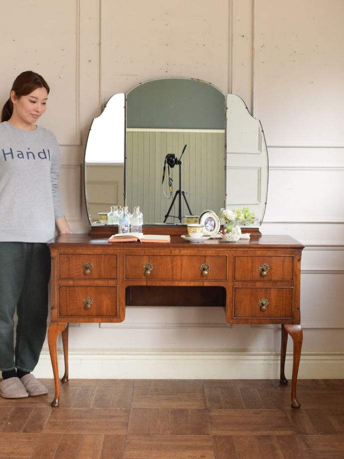 英国アンティークのドレッサー
