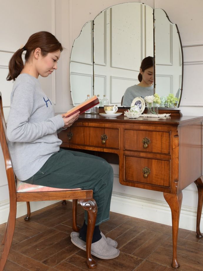 便利に使えるアンティークのドレッサー