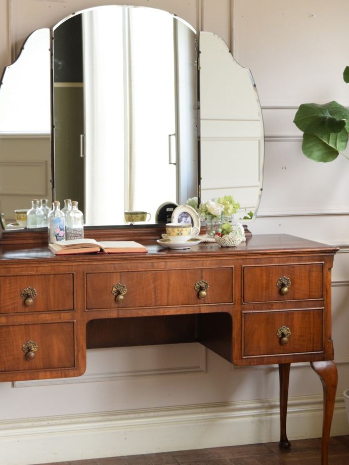 ドレッサーの美しい杢目