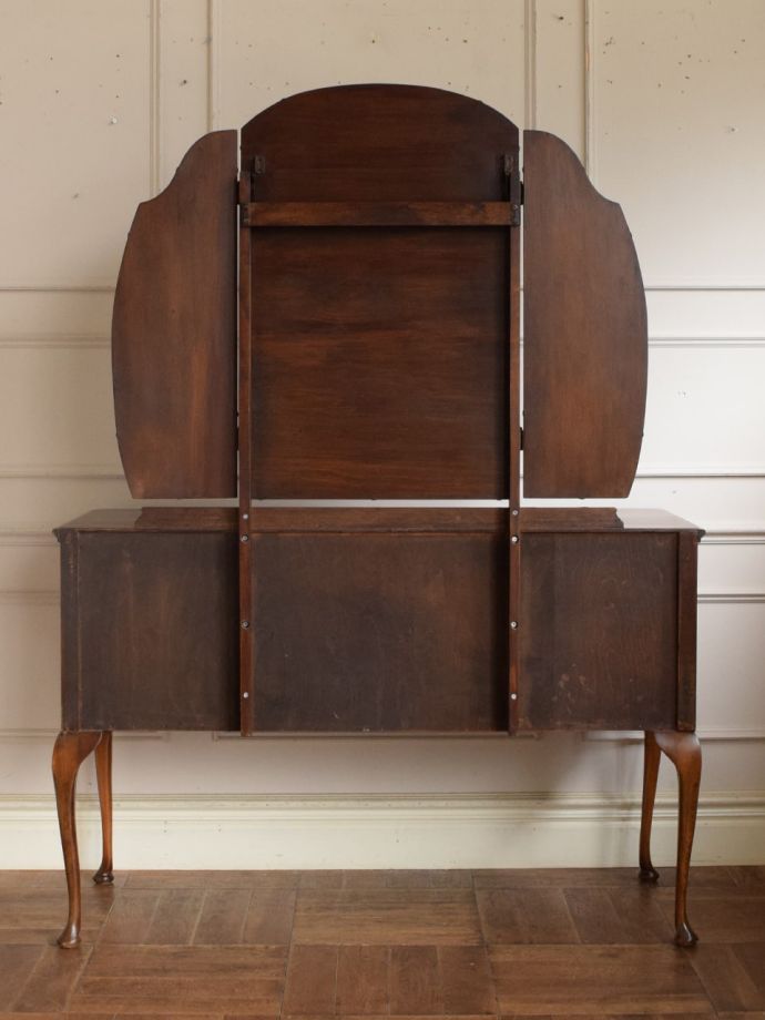 ドレッサーの後ろ姿