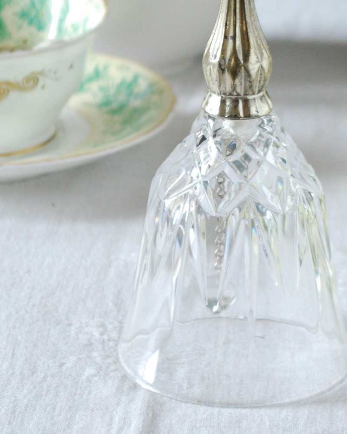 アンティーク 雑貨のガラス小物 アンティーク雑貨 珍しいシルバーの持ち手も付いたガラスのベル、アンティークプレスドグラス。装飾も美しいガラスで出来たベル使用人を呼ぶために日常的に使われていたベル。(k-2871-z)