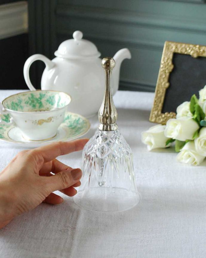 アンティーク 雑貨のガラス小物 アンティーク雑貨 珍しいシルバーの持ち手も付いたガラスのベル、アンティークプレスドグラス。大きさはこれくらいですいろんな場所に置いて使われていただけあって、大きさもいろいろ。(k-2871-z)