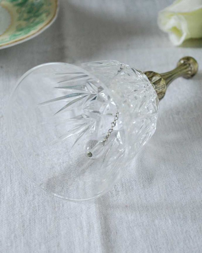 アンティーク 雑貨のガラス小物 アンティーク雑貨 珍しいシルバーの持ち手も付いたガラスのベル、アンティークプレスドグラス。キレイな音を奏でてくれますアンティークなので多少のキズやカケがある場合はありますが、きちんと鳴ります。(k-2871-z)