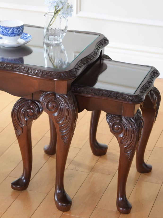 アンティーク家具らしさが漂うネストテーブル