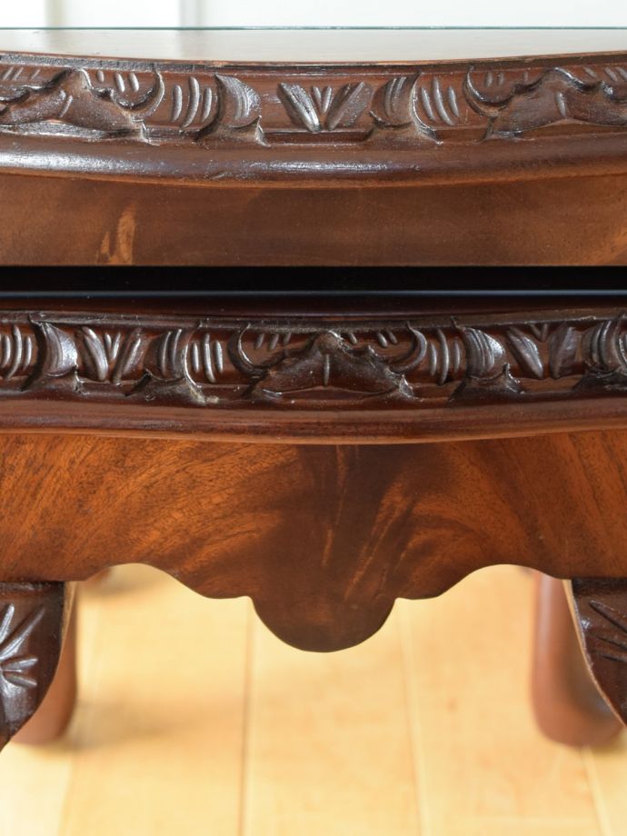 英国アンティーク家具らしい装飾