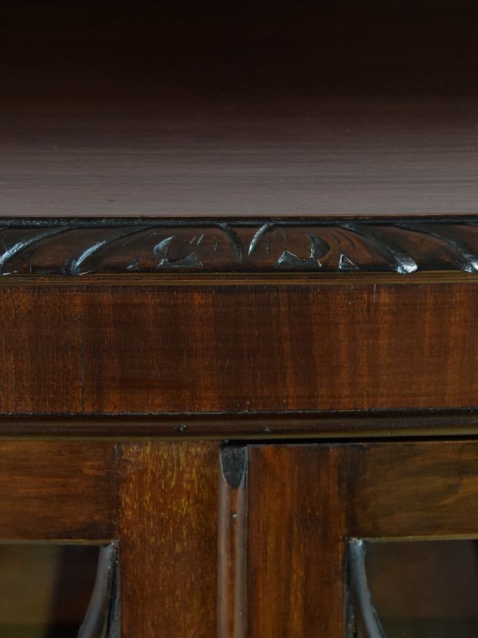 英国アンティーク家具らしい彫