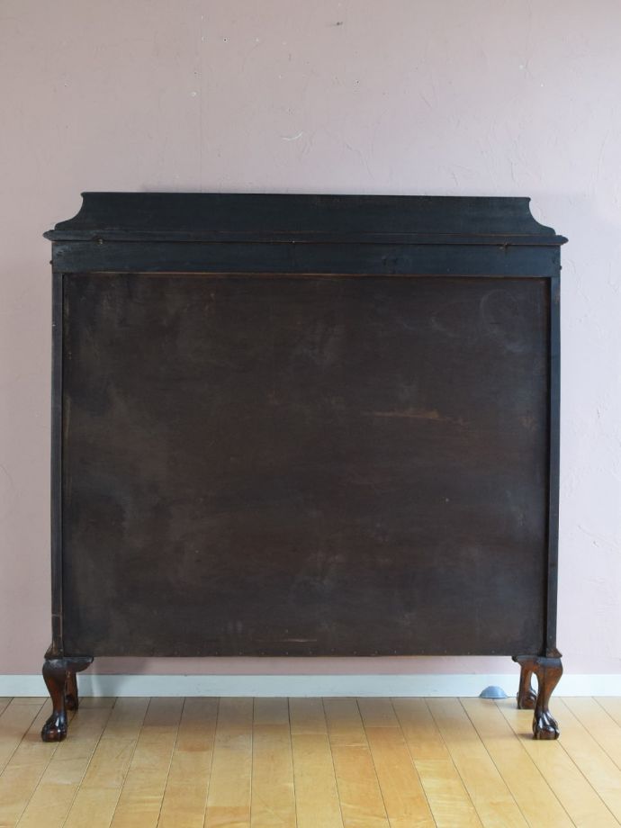 キャビネットの後ろ姿