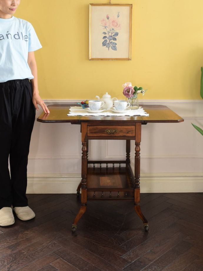 英国アンティークのワゴン