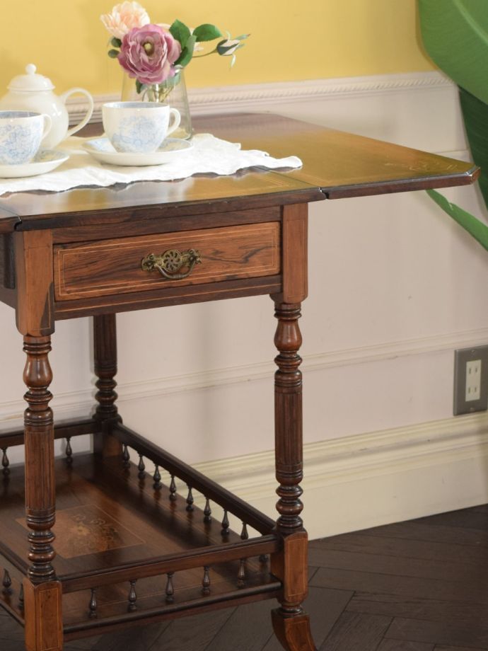 アンティーク家具らしさが漂うワゴン