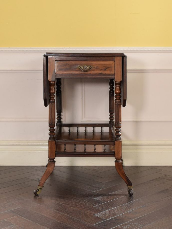 アンティークワゴンの側面