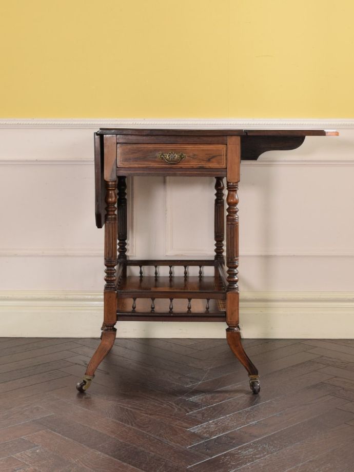 伸長式ワゴンを片方開くと