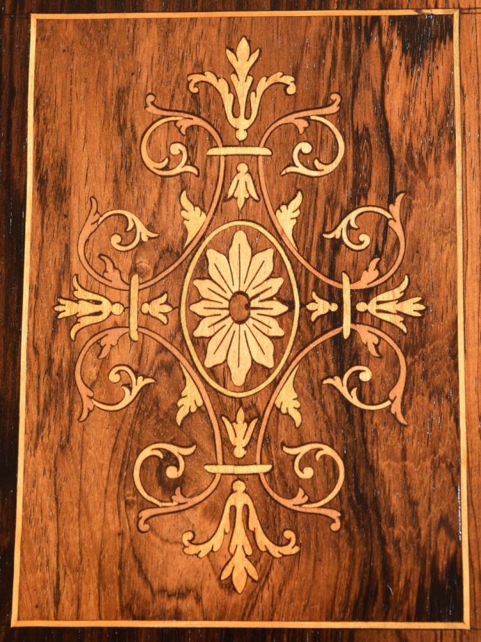 英国アンティーク家具らしい装飾