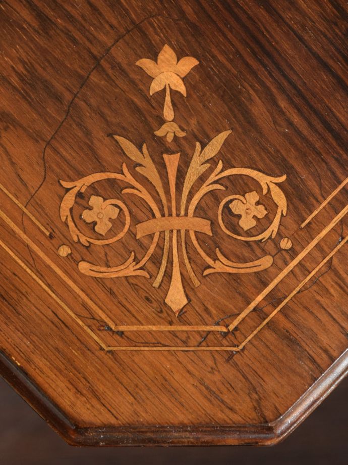 サイドテーブルの華やかな装飾