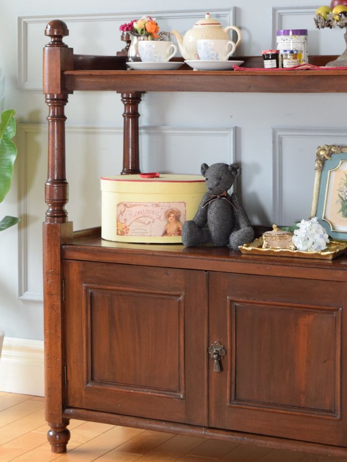 アンティークのキャビネット