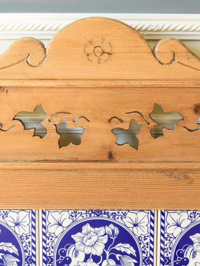 英国アンティーク家具らしい装飾