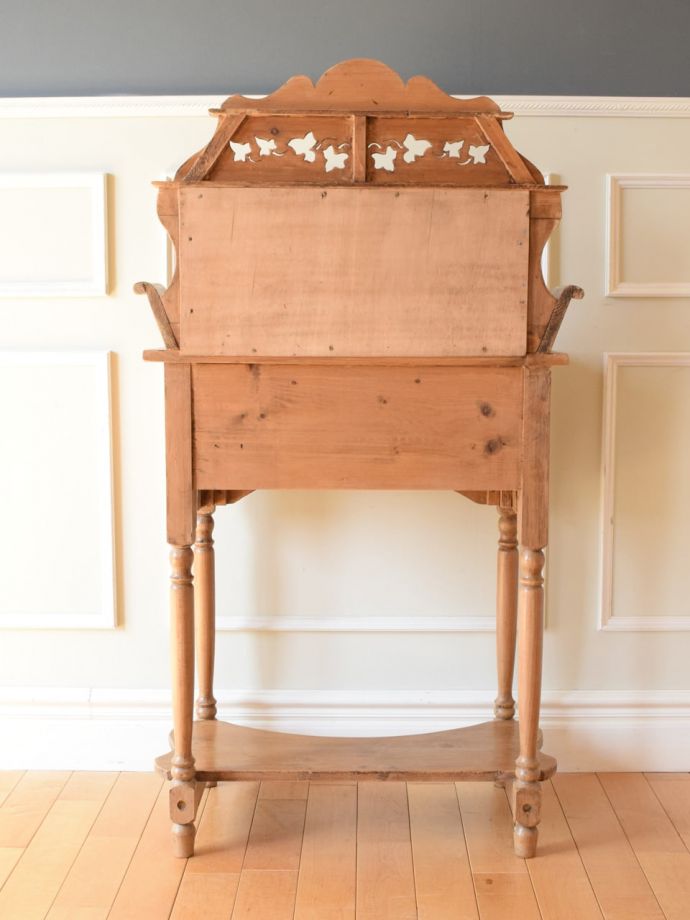 アンティーク家具の後ろ姿