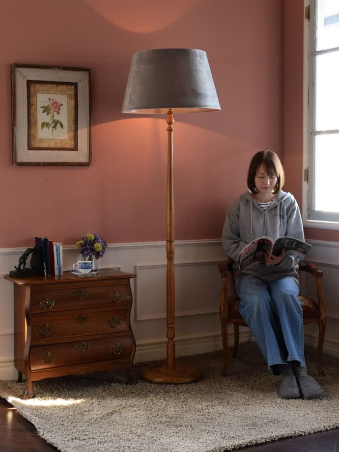 フロアランプの優しい灯り