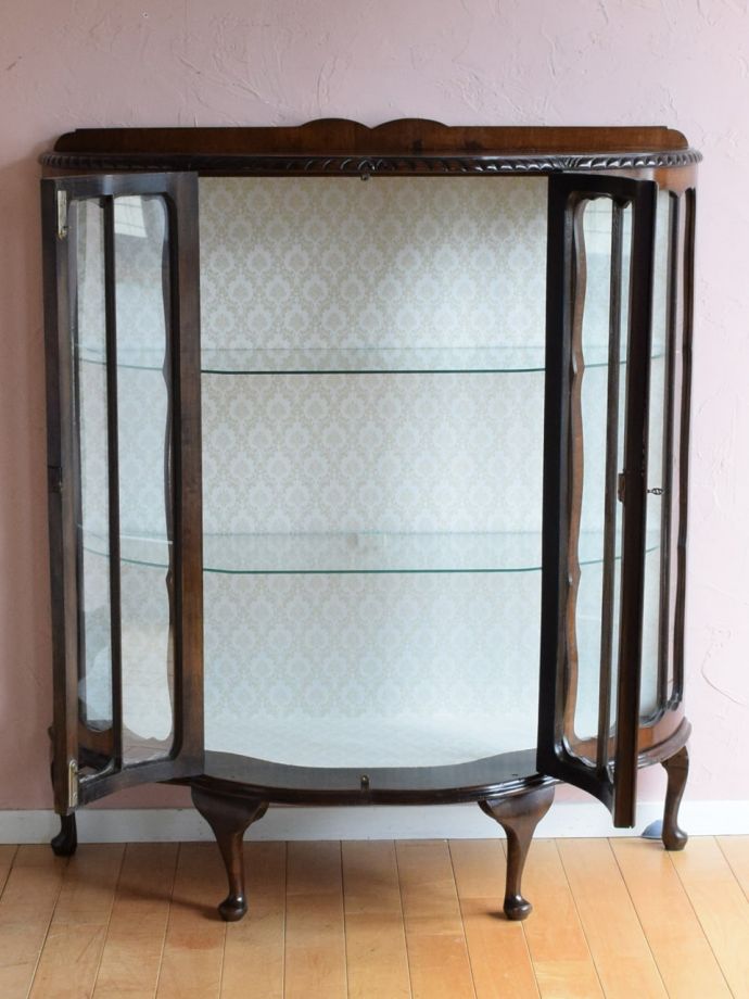 ガラスキャビネットの扉の中