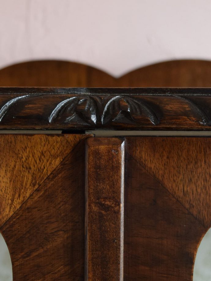 英国アンティーク家具らしい彫