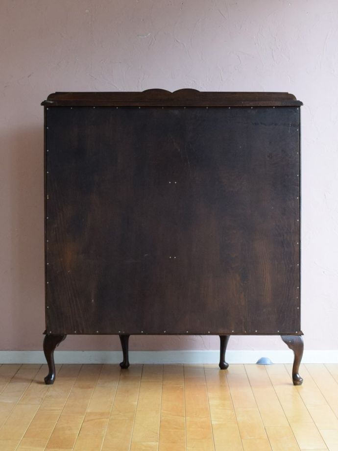 キャビネットの後ろ姿