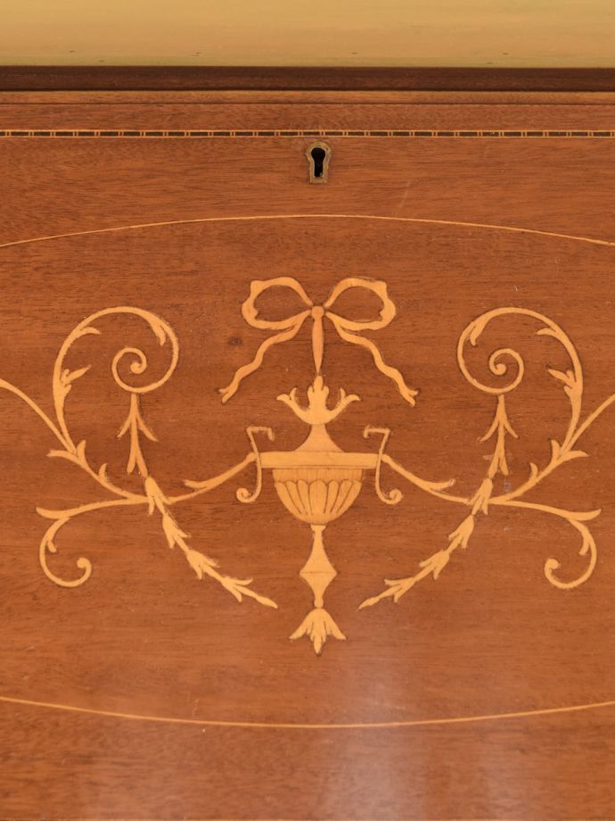 アンティークビューローの装飾