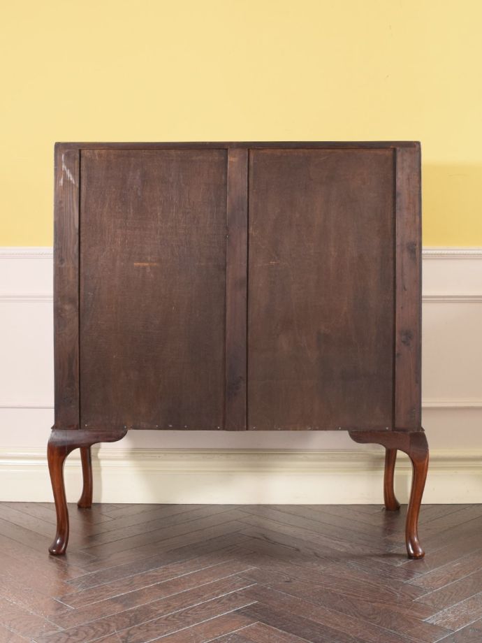 ビューローの後ろ姿