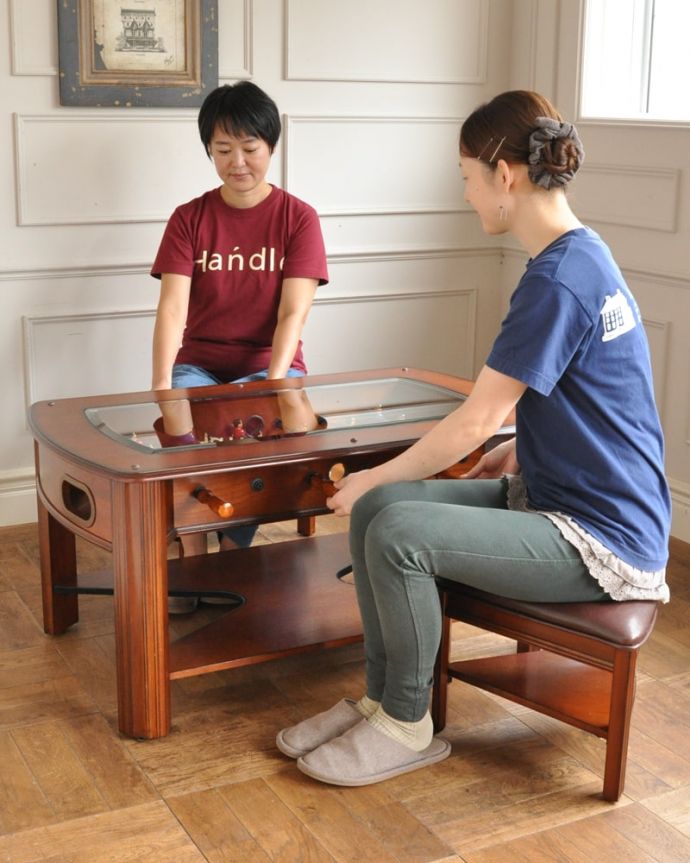 アンティーク家具 アンティーク フットボールゲームテーブル サッカーモチーフのテーブルゲーム付き英国らしいアンティークのコーヒーテーブル。(k-2882-f)