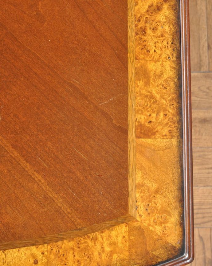 アンティーク家具 アンティーク フットボールゲームテーブル 天板を近づいてみると…アンティークだから手に入れることが出来る天板に使われている銘木の美しさにうっとりです。(k-2882-f)