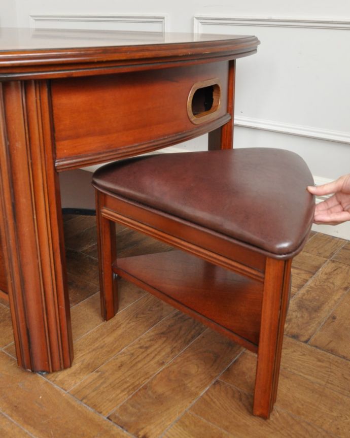 アンティーク家具 アンティーク フットボールゲームテーブル テーブルの下に収納できます2人分のチェアがテーブルの下にキレイに収まるのでとっても便利。(k-2882-f)