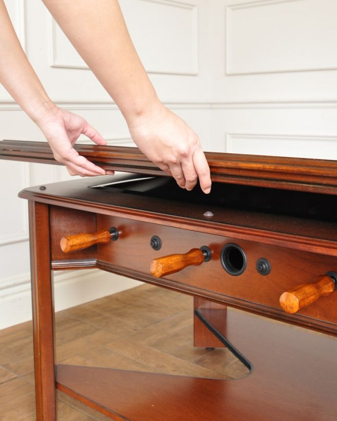 アンティーク家具 アンティーク フットボールゲームテーブル 天板を持ち上げると外すことができます上の天板を外すとテーブルゲームが出てきます。(k-2882-f)