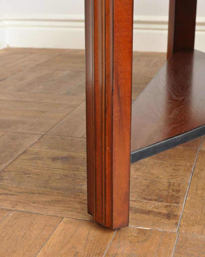 アンティーク家具 アンティーク フットボールゲームテーブル 持ち上げなくても移動できます!Handleのアンティークは、脚の裏にフェルトキーパーをお付けしていますので、床を滑らせてれば女性1人でも移動が簡単です。(k-2882-f)