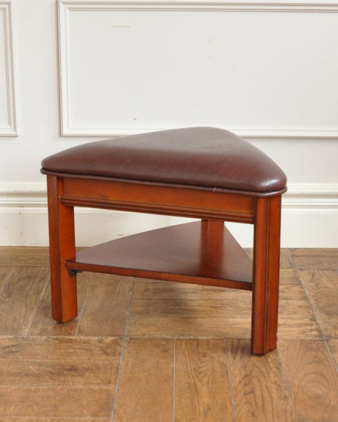 アンティーク家具 アンティーク フットボールゲームテーブル チェアが2脚セットになってます三角の座面の可愛いチェアも2脚セットでお届けします。(k-2882-f)