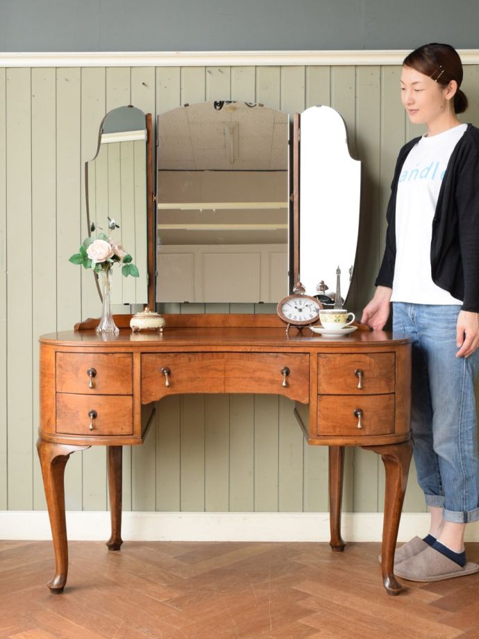 英国アンティークのドレッサー
