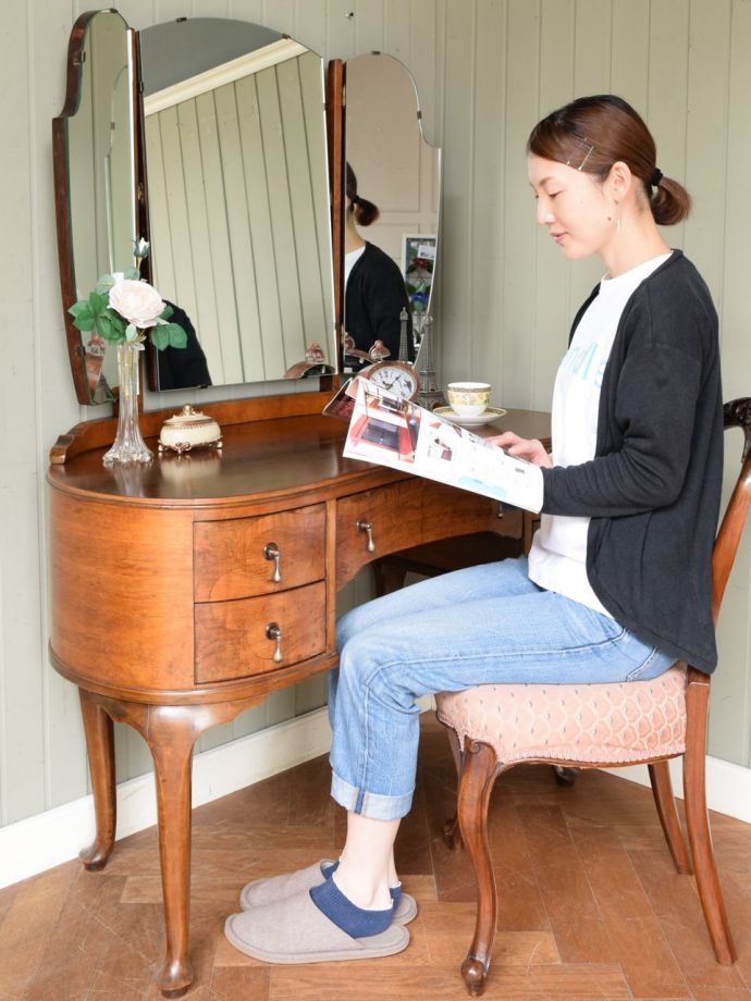 便利に使えるアンティークのドレッサー