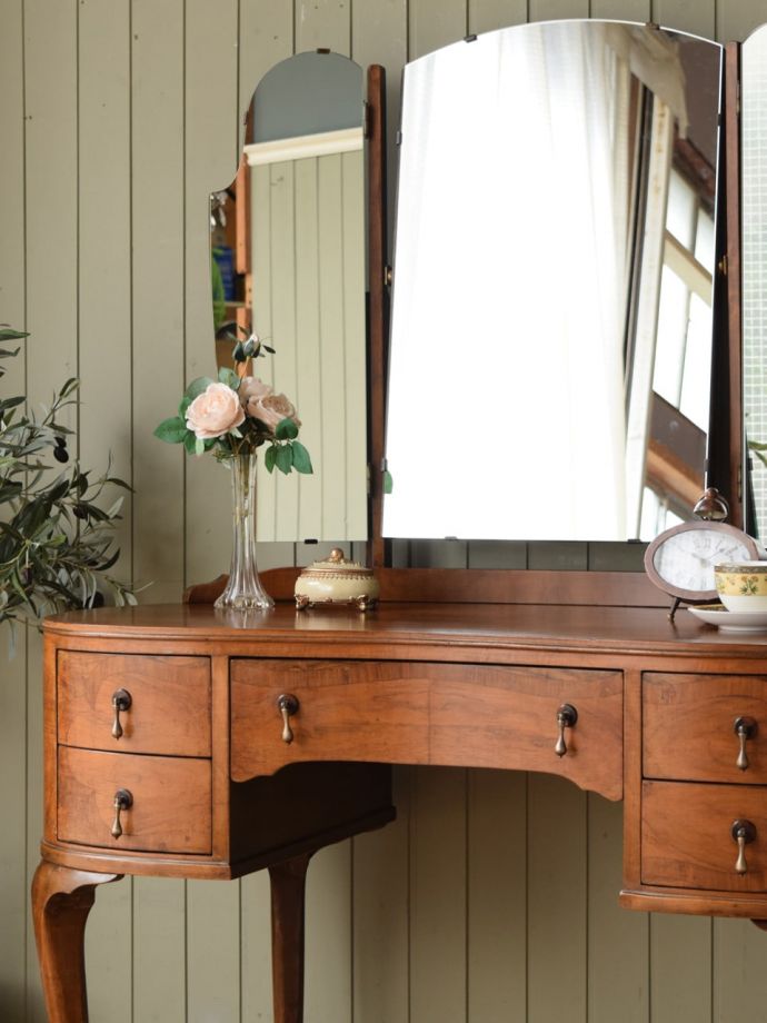 ドレッサーの美しい杢目