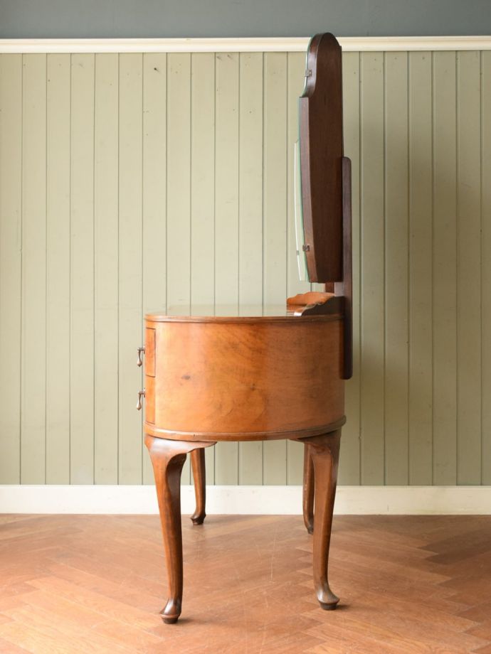 ドレッサーの側面