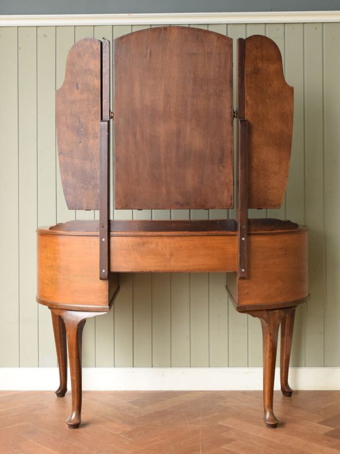 ドレッサーの後ろ姿