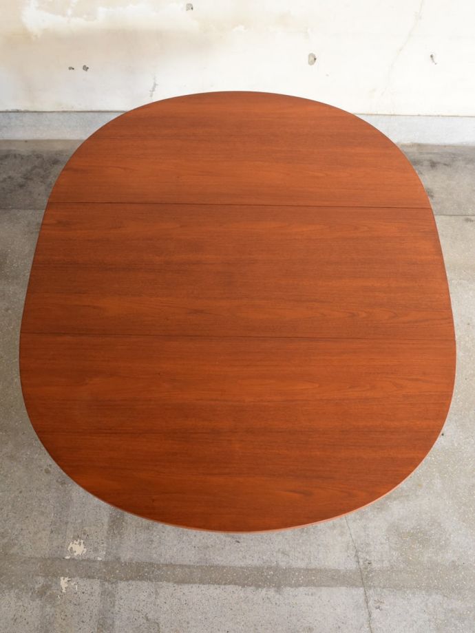 天板を広げた折り畳みテーブル