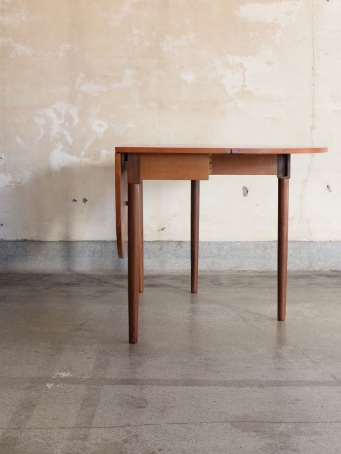 片足を開いた折り畳みテーブル