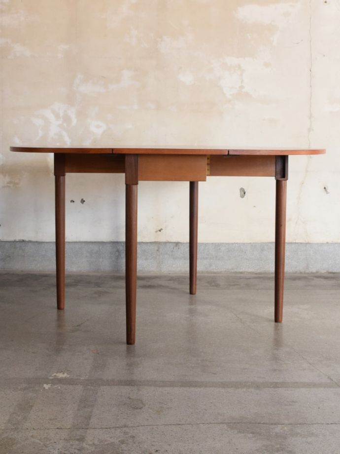 両足を広げた折り畳み式テーブル