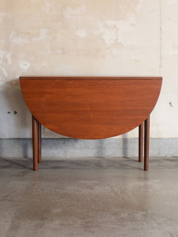 畳んだ時の伸長式テーブル