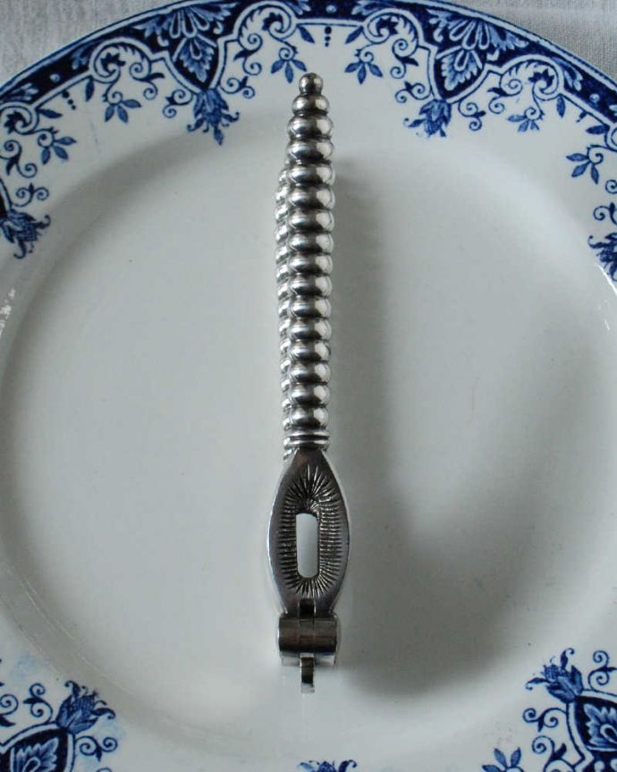 アンティーク シルバー製　アンティーク雑貨　アンティークシルバーのナッツクラッカー（ナッツ殻割り器）。上から見るとこんな形ですアンティークなので多少のキズやカケがある場合はありますが、使用上問題はありませんのでご了承下さい。(k-2885-z)