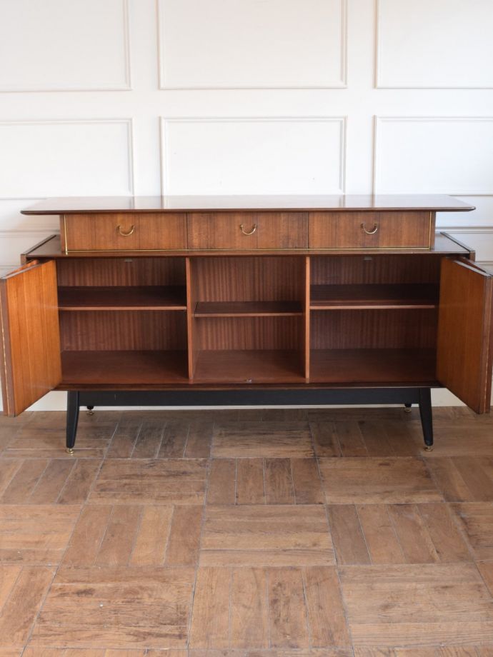 G-PLANサイドボードの扉の中