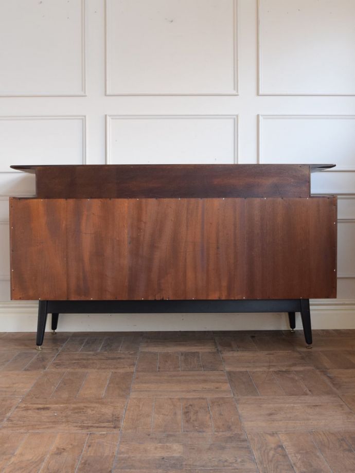 北欧スタイルの家具の後ろ姿