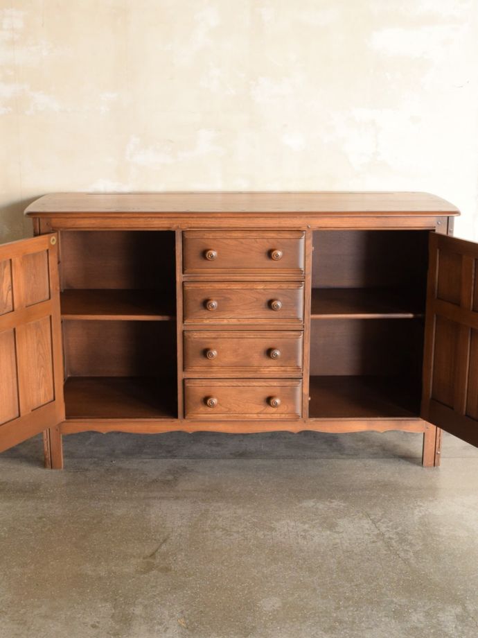 アーコールのキャビネットの扉の中