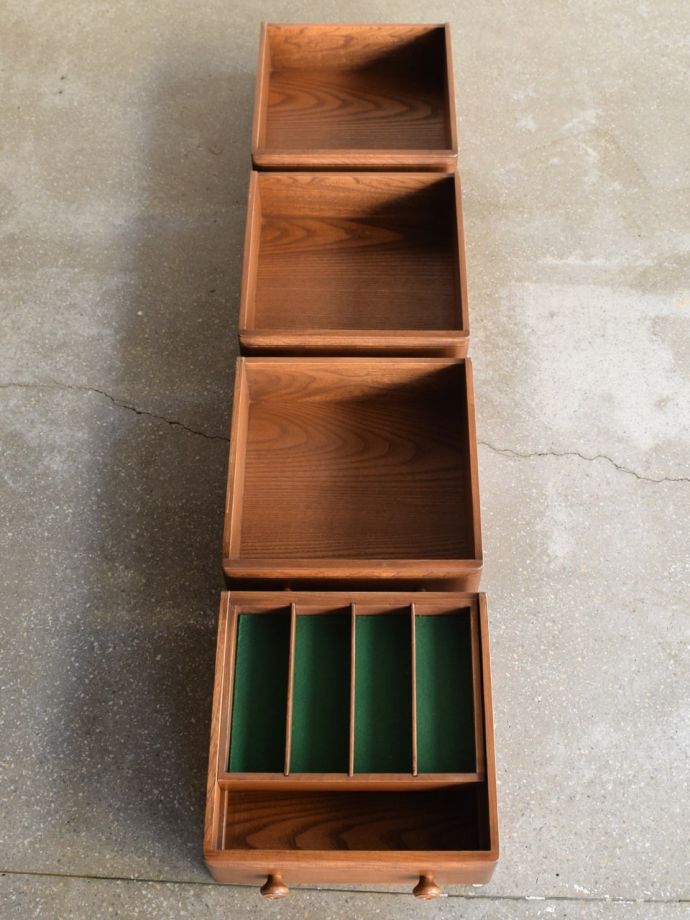 サイドボードの引き出しの中