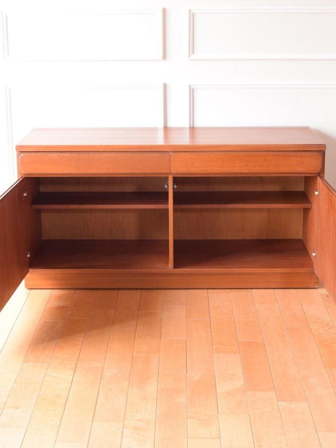 ビンテージ家具の扉の中