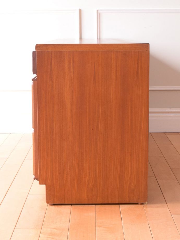 ビンテージ家具の側面