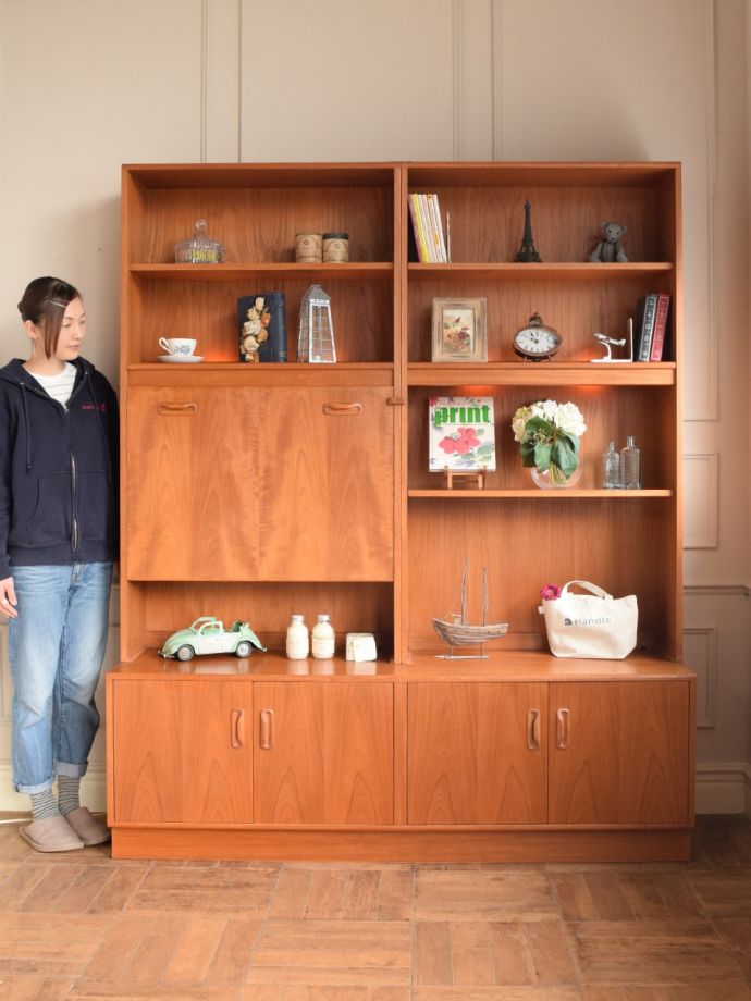 ビューロー アンティーク家具 アンティーク G-planウォールユニット 人気のヒミツは北欧スタイルのデザインやっぱりスッキリとカッコイイ北欧デザインが人気のサイドボード。(k-2889-f)